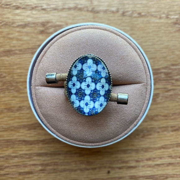 Adjustable Vintage Inspired Glass Ring - Picture 1 of 3